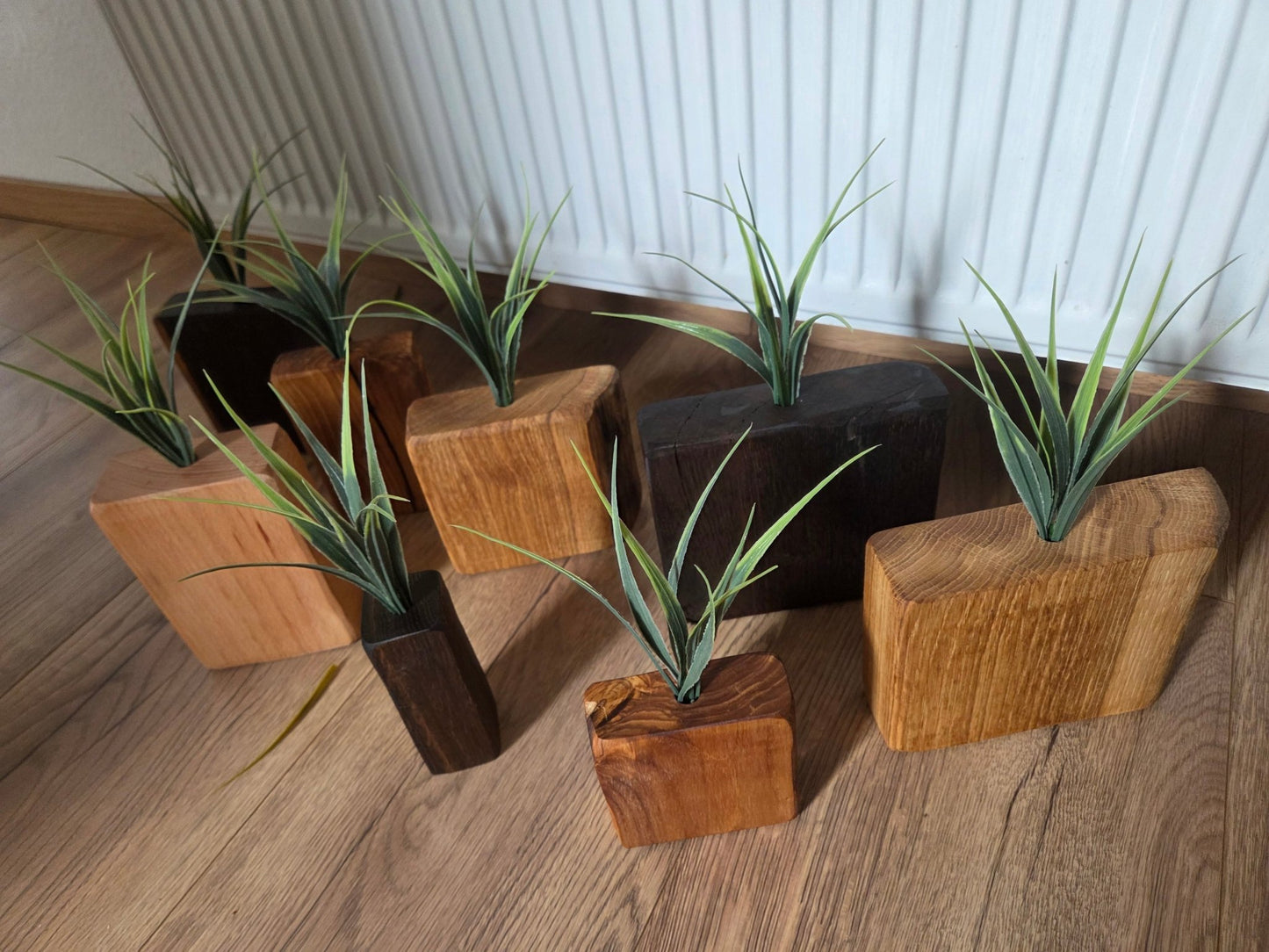 Handgefertigte Mini - Holzvasen mit Trockenblumen – Naturdeko im Set aus verschiedenen Hölzern - Woodequipment24