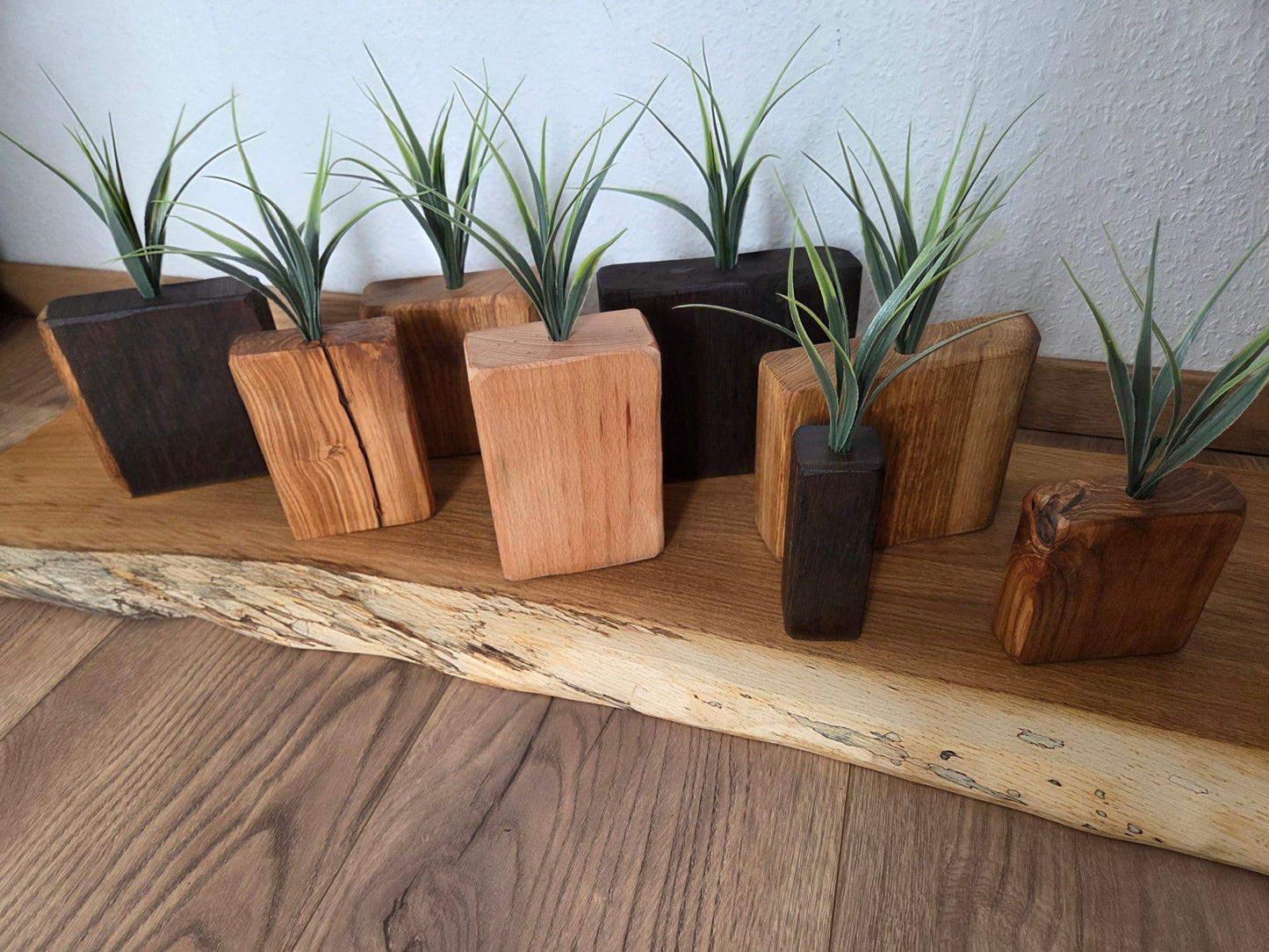 Handgefertigte Mini - Holzvasen mit Trockenblumen – Naturdeko im Set aus verschiedenen Hölzern - Woodequipment24