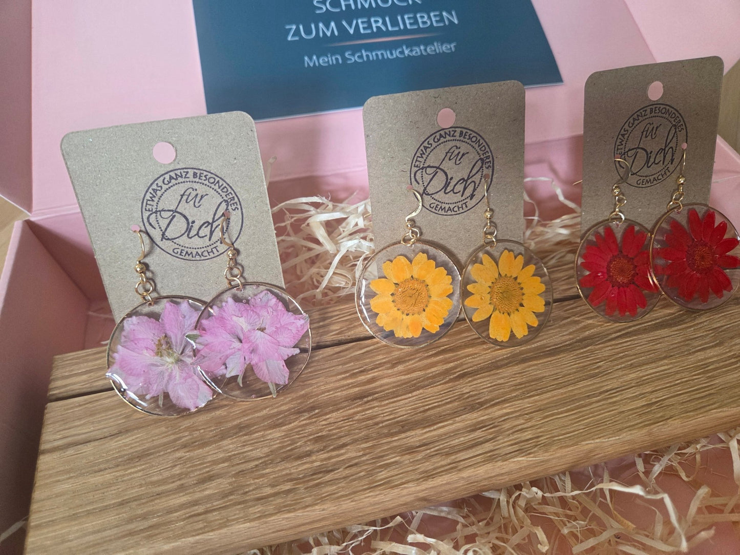 Handgemachte Ohrringe mit echten Blumen – Resin Schmuck aus Deutschland – 3er Set inkl. Eichenholz Nutleiste – Damen Ohrhänger – Geschenk für Frauen - Wood - 24