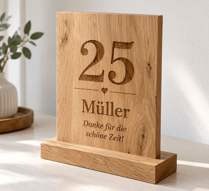 Jahreszahl – Jubiläumsaufsteller aus Eiche – Produktansicht mit Beispielpersonalisierung