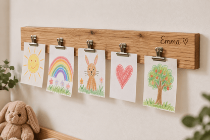 Kinderkunstplatz – Bilderleiste mit Clips aus Eiche – Produktansicht mit Beispielpersonalisierung
