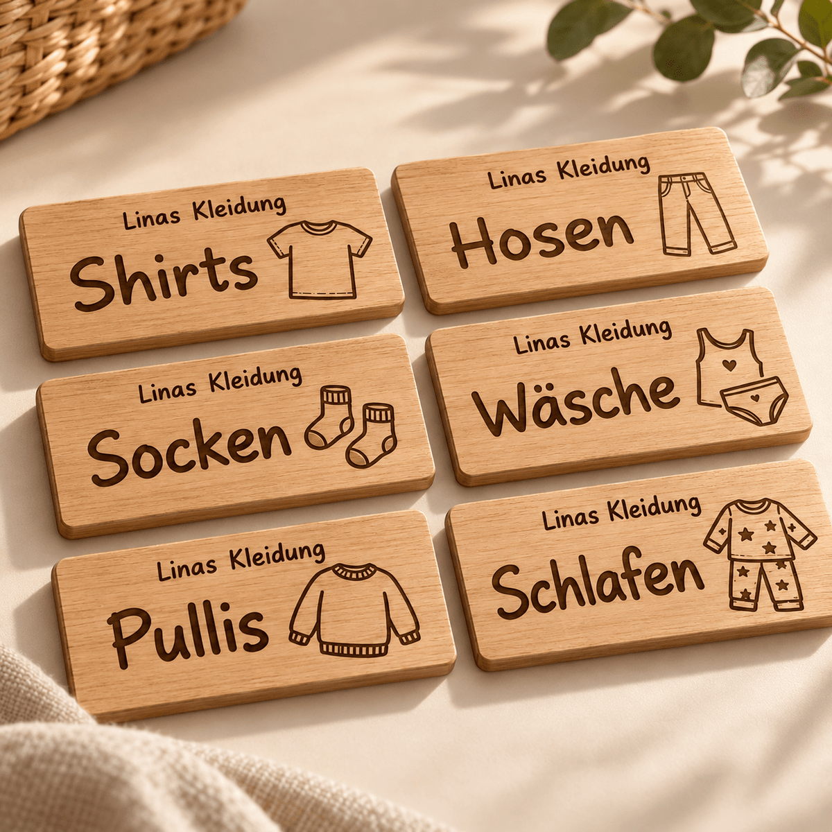 Kleiderordnung – Personalisierte Schrank-Schilder im 6er-Set, Gravur und Holzdetail; digitale Gestaltungsvisualisierung