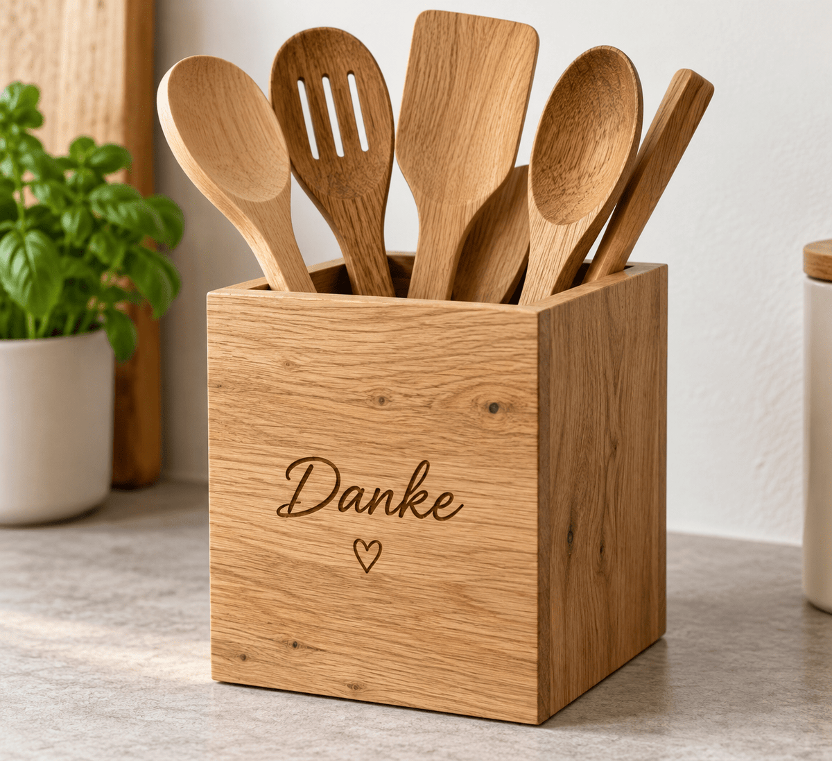 Kochlöffelhaus – Utensilienbox aus Eiche – Produktansicht mit Beispielpersonalisierung