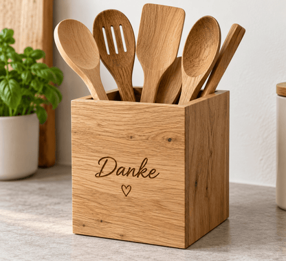 Kochlöffelhaus – Utensilienbox aus Eiche – Produktansicht mit Beispielpersonalisierung