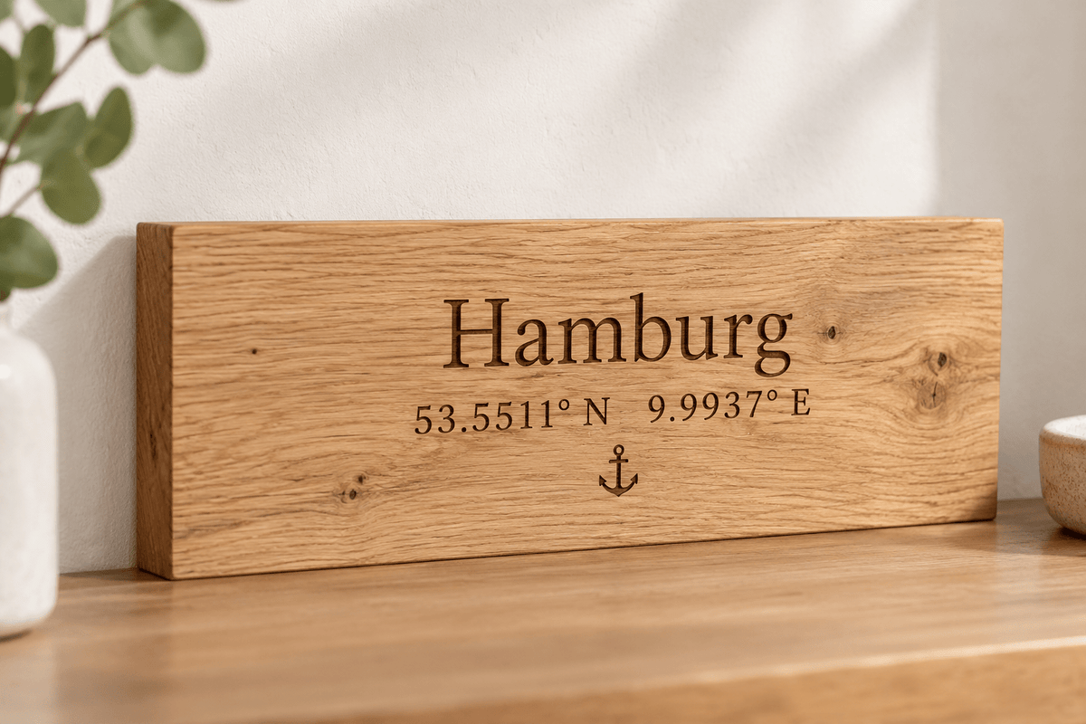 Koordinatenort – Koordinaten-Wandtafel aus Eiche – Produktansicht mit Beispielpersonalisierung