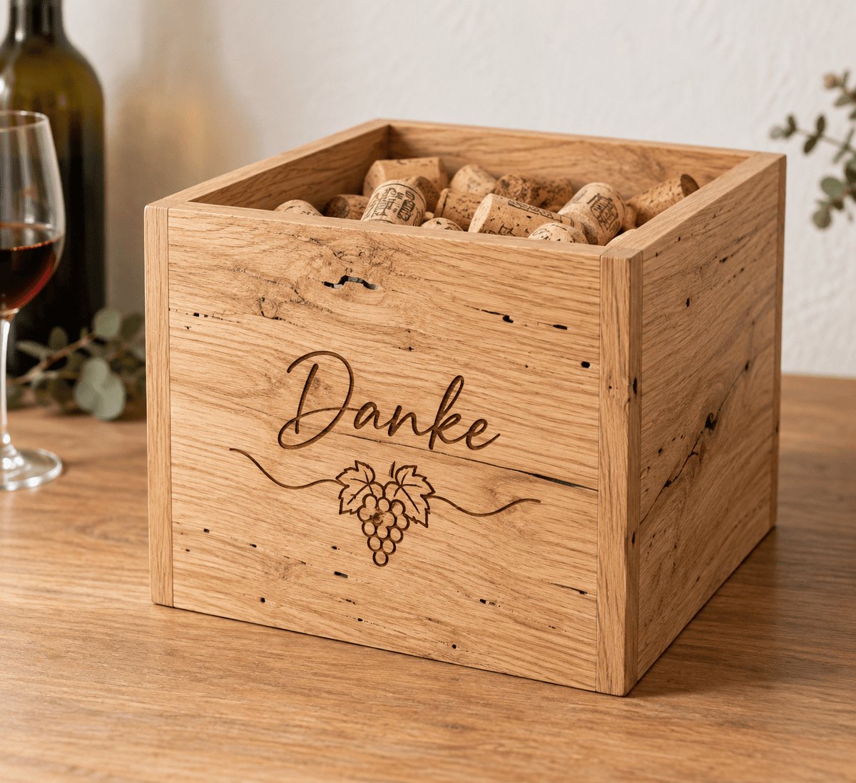Korkensammlung – offene Korken-Sammelbox aus heller Wurmeiche – Produktansicht mit Beispielpersonalisierung