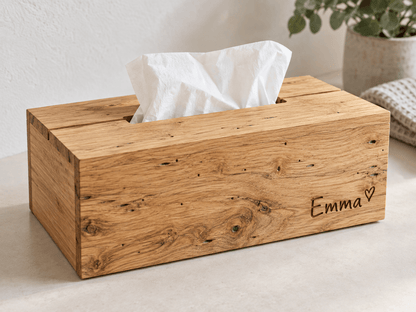 Kosmetiktuchrahmen – Hülle für Taschentuchboxen aus heller Wurmeiche – Produktansicht mit Beispielpersonalisierung