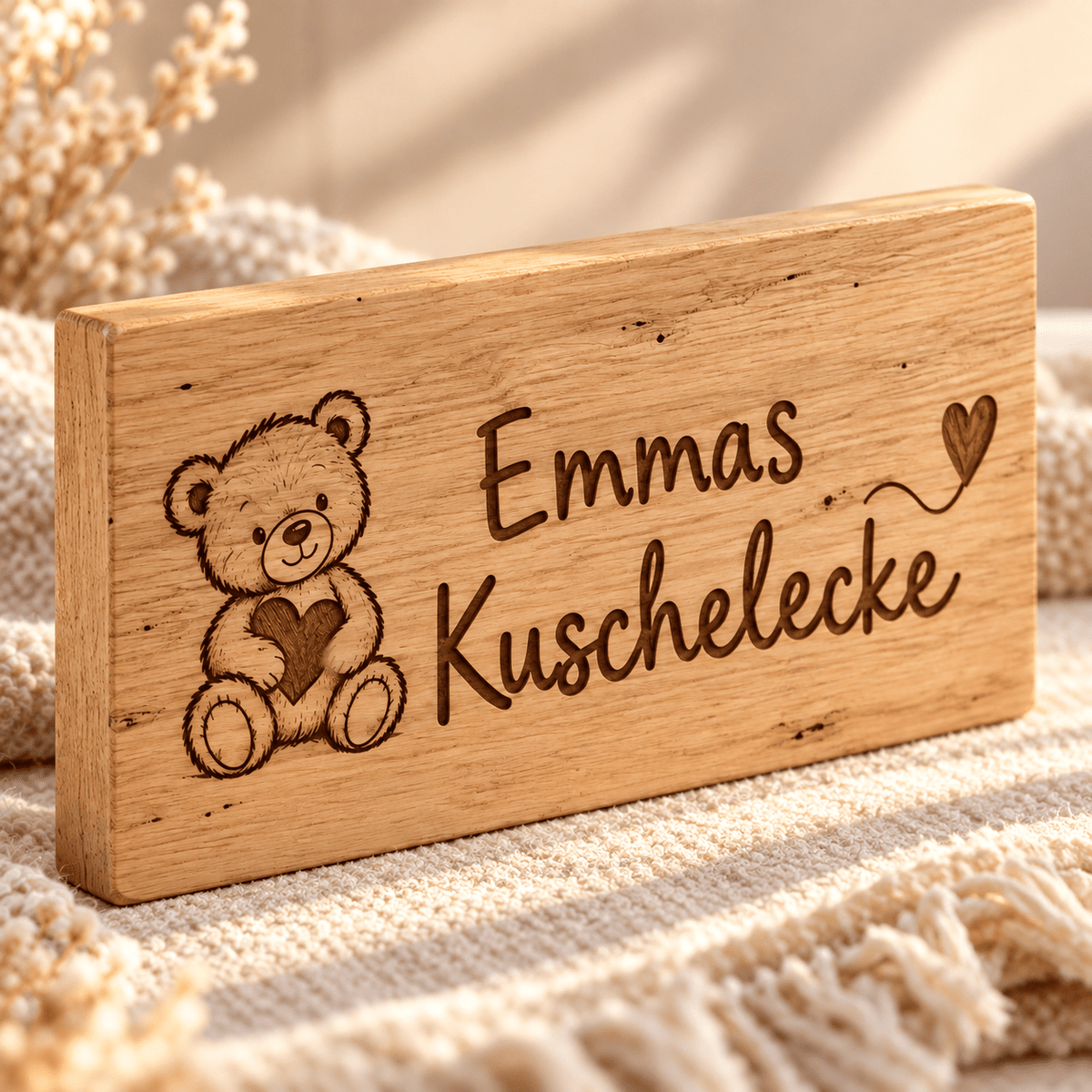 Kuschelecke – Personalisiertes Schild für den Kuschelplatz, Gravur und Holzdetail; digitale Gestaltungsvisualisierung
