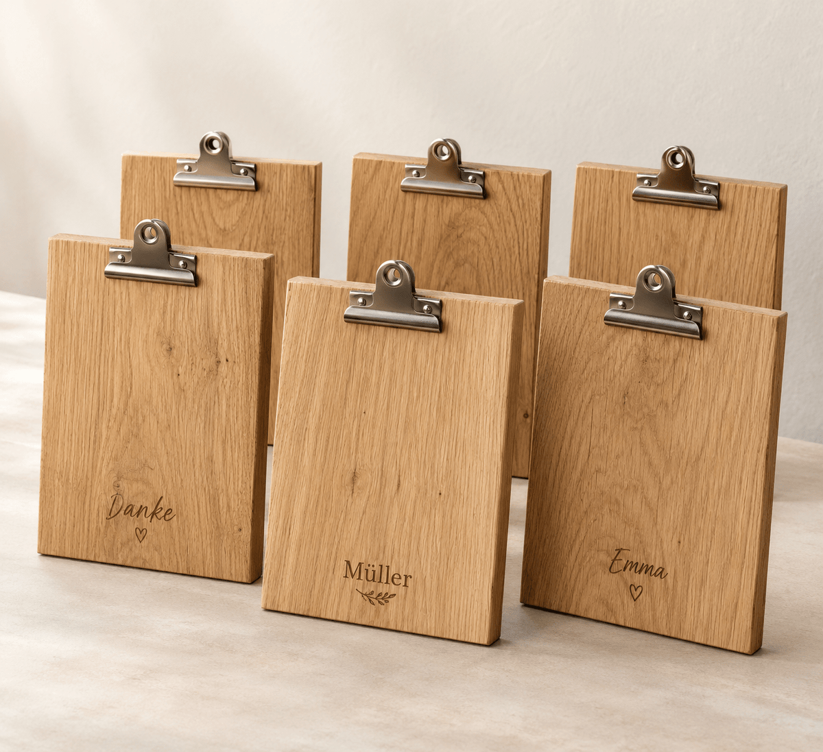 Menütafel – Menükarten-Klemmbrett im 6er-Set aus Eiche – Produktansicht mit Beispielpersonalisierung