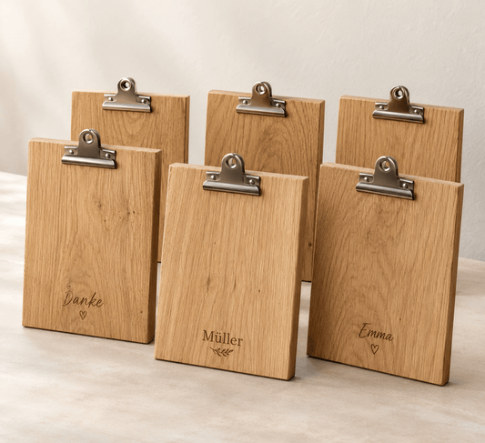 Menütafel – Menükarten-Klemmbrett im 6er-Set aus Eiche – Produktansicht mit Beispielpersonalisierung