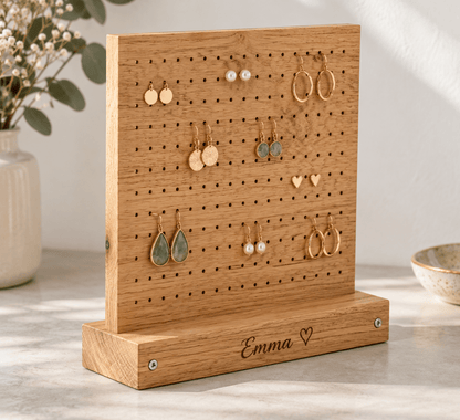 Ohrringtafel – Ohrringhalter aus Eiche – Produktansicht mit Beispielpersonalisierung