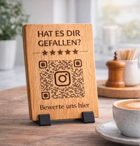 Personalisiertes QR-Code Schild Connect aus Eichenholz für Google Bewertungen auf einem Tresen – WOOD-24