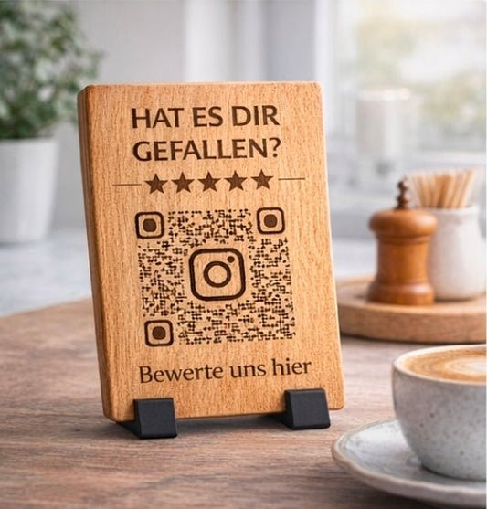 Personalisiertes QR-Code Schild Connect aus Eichenholz für Google Bewertungen auf einem Tresen – WOOD-24