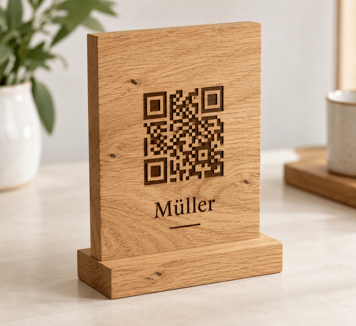 QRKontakt – QR-Code-Aufsteller aus Eiche – Produktansicht mit Beispielpersonalisierung