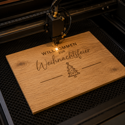 Personalisiertes Willkommensschild Weihnachtsfeier aus Eiche – 70 × 50 cm