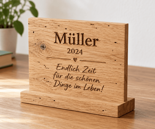Ruhestandplatz – Ruhestands-Aufsteller aus heller Wurmeiche – Produktansicht mit Beispielpersonalisierung