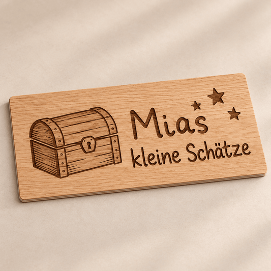 Schatzkistenname – Personalisiertes Schild für die Erinnerungskiste, Produktansicht; digitale Gestaltungsvisualisierung