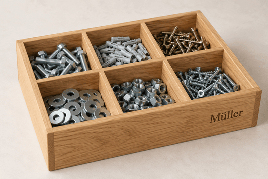 Schraubensortierer – Kleinteile-Box mit sechs Fächern aus Eiche – Produktansicht mit Beispielpersonalisierung