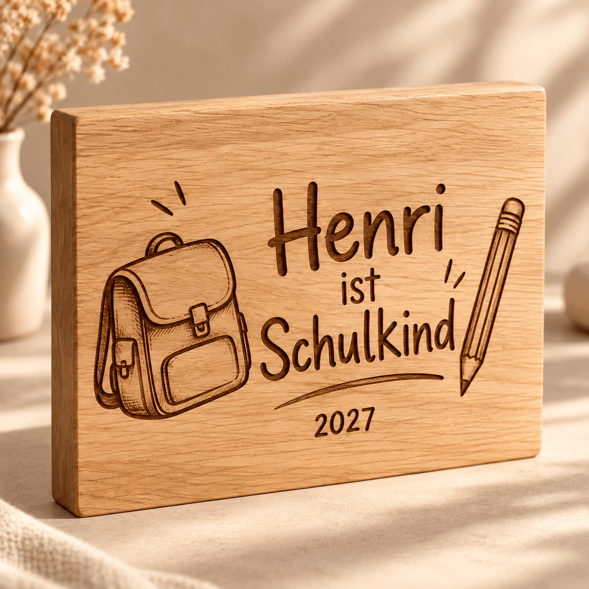 Schulkindstolz – Personalisierte Einschulungs-Tafel, Gravur und Holzdetail; digitale Gestaltungsvisualisierung
