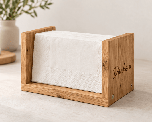 Serviettenplatz – Serviettenhalter aus Eiche – Produktansicht mit Beispielpersonalisierung