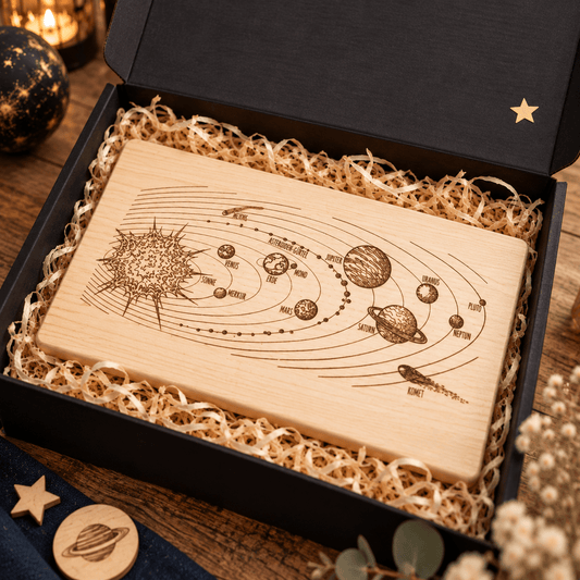 Sonnensystem aus Holz als Weltraumdekoration für Kinder und Erwachsene – Produktbild