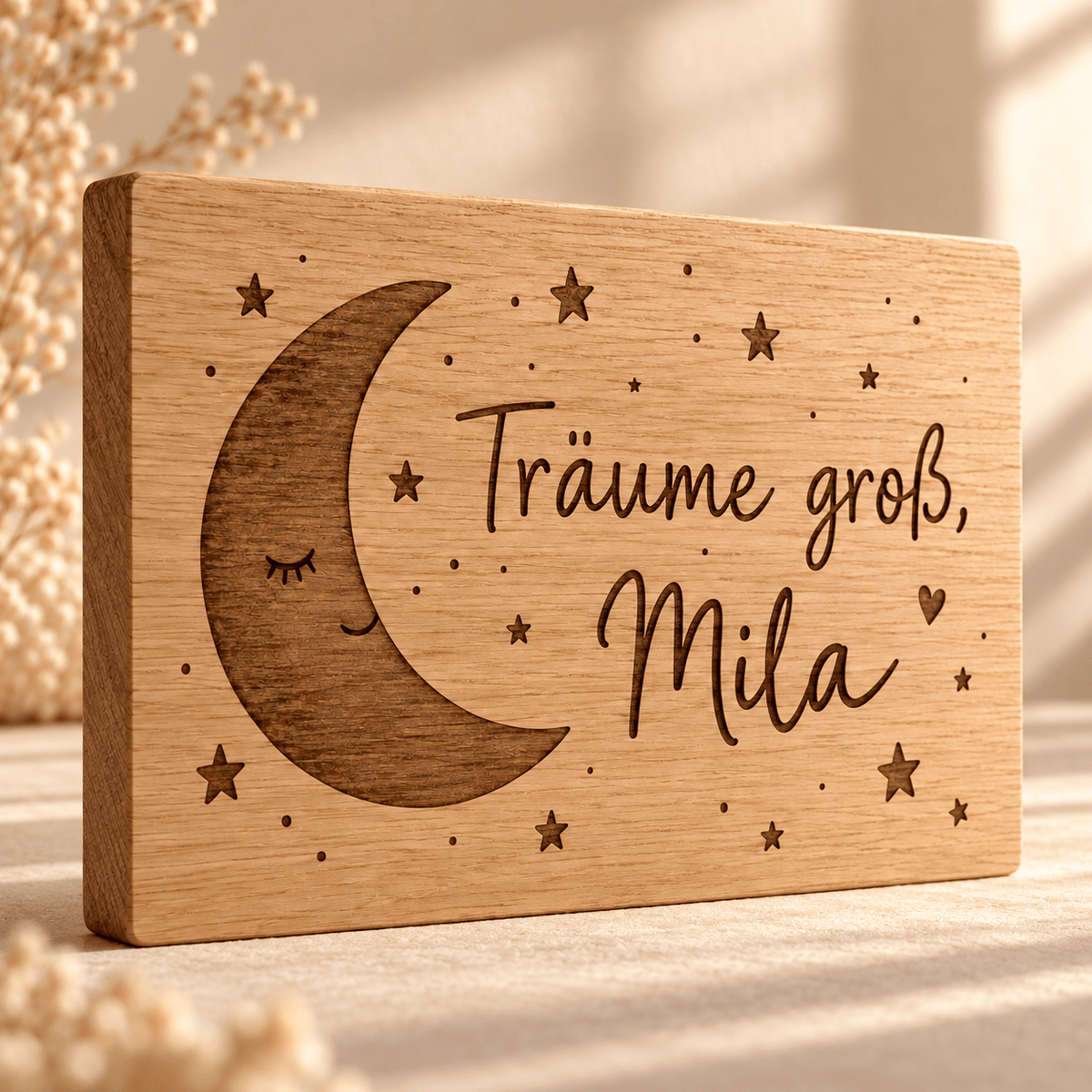 Traumspruch – Kinderzimmer-Spruchtafel mit Namen, Gravur und Holzdetail; digitale Gestaltungsvisualisierung