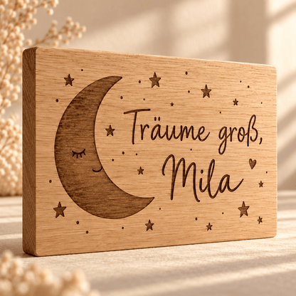Traumspruch – Kinderzimmer-Spruchtafel mit Namen, Gravur und Holzdetail; digitale Gestaltungsvisualisierung