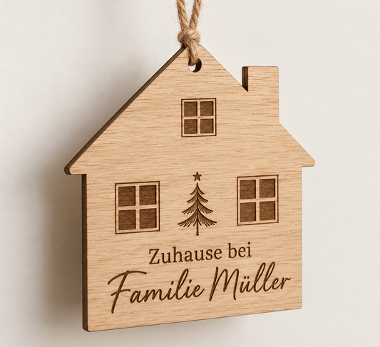 Unser Weihnachtshaus – Hausförmiger Weihnachtsanhänger – Produktansicht mit Beispielgestaltung