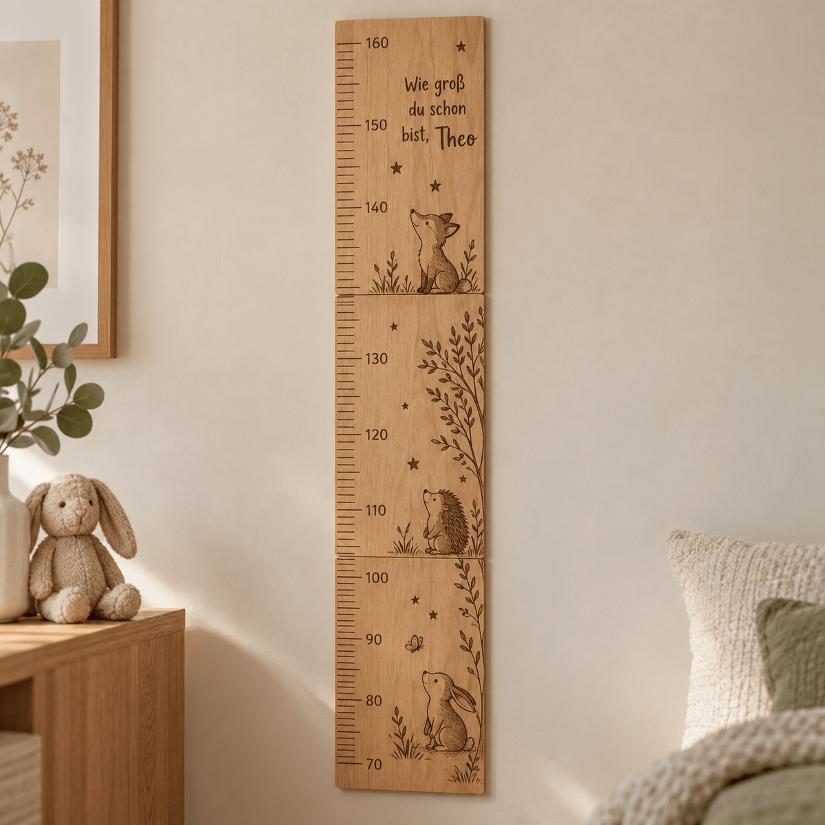 Wachstumsreise – Personalisierte Messlatte aus Holz, Produktansicht; digitale Gestaltungsvisualisierung