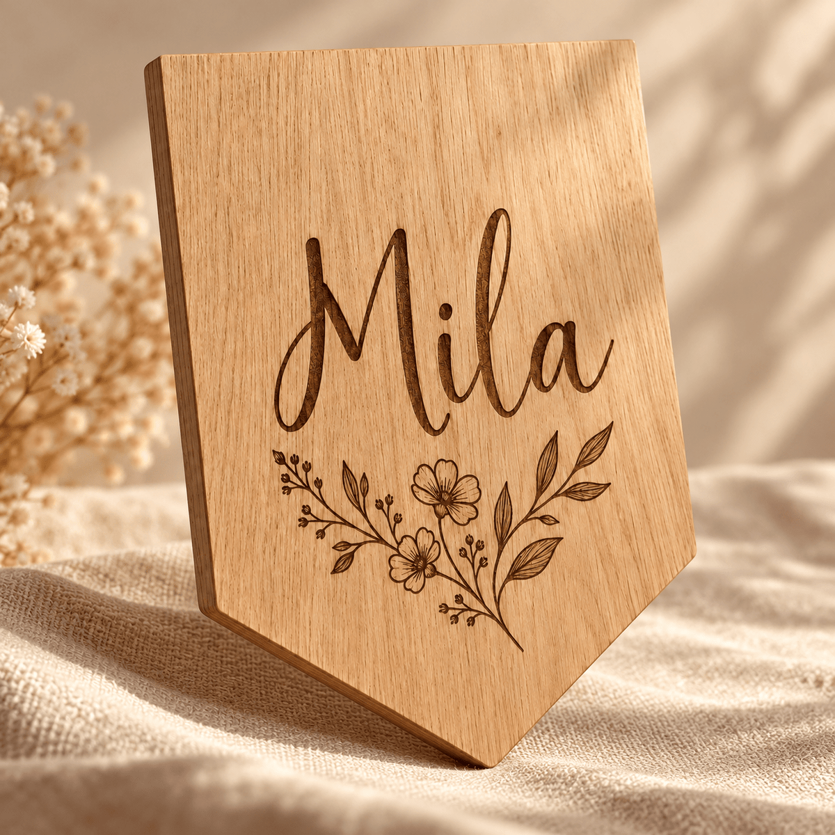 Wimpelname – Personalisierter Holz-Wimpel fürs Kinderzimmer, Gravur und Holzdetail; digitale Gestaltungsvisualisierung