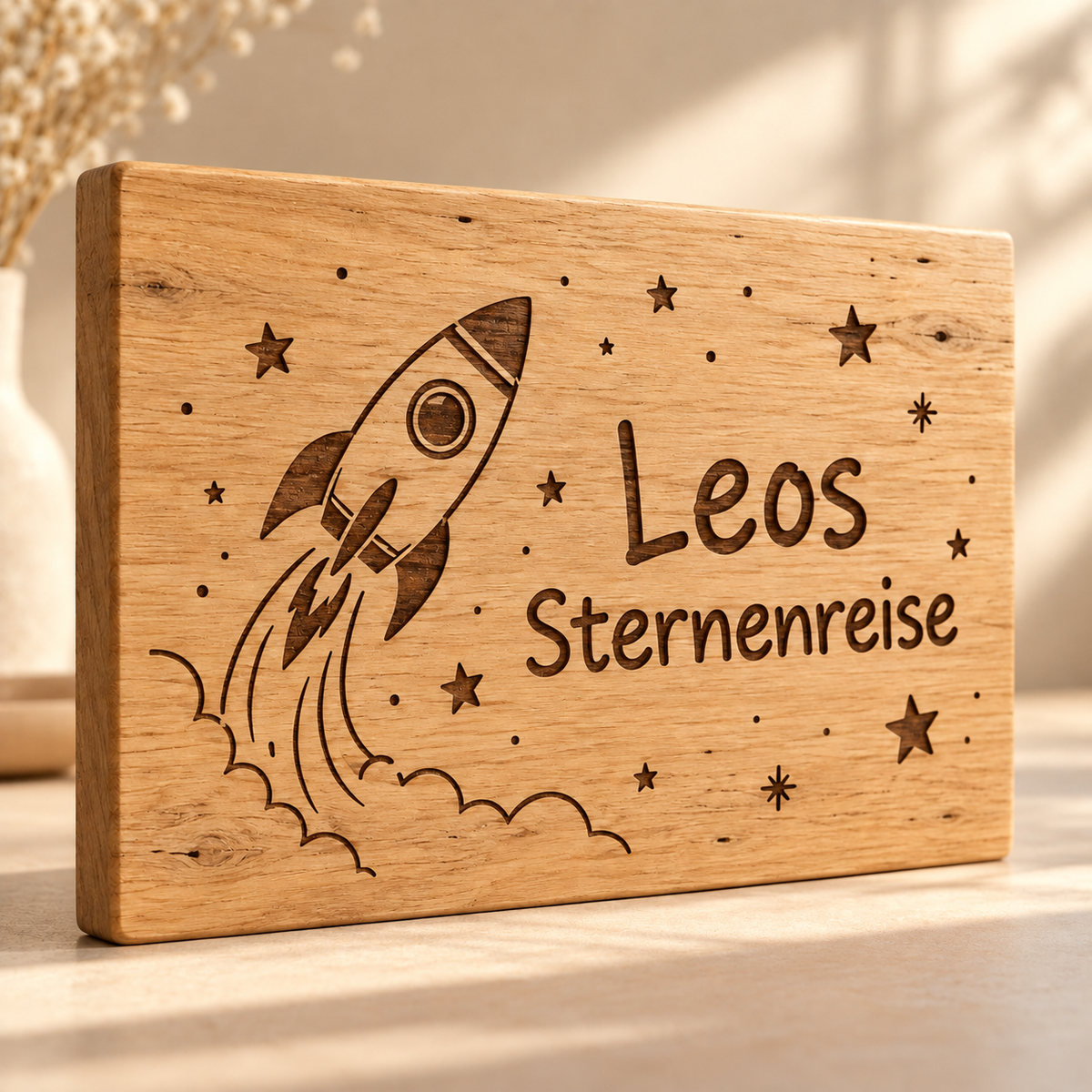 Sternenreise – Kinderzimmer-Wandschild Rakete, Gravur und Holzdetail; digitale Gestaltungsvisualisierung