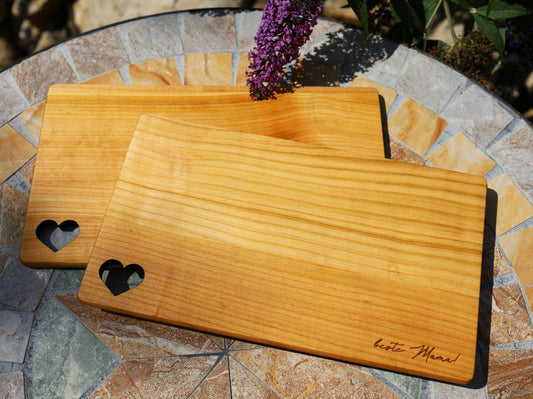 Schneidebrett mit Herz und Gravur *PERSONALISIERBAR* - Woodequipment24
